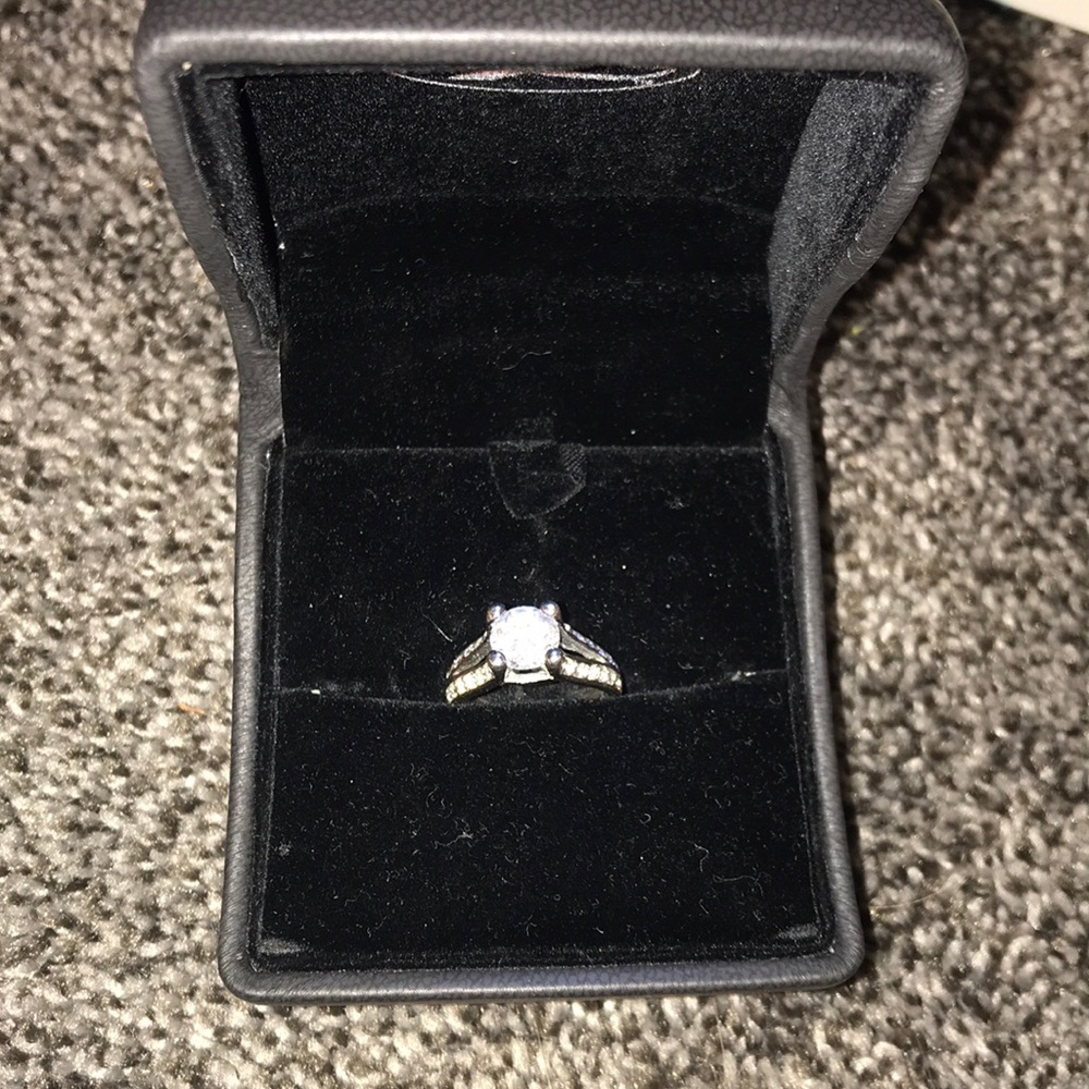 gorgeous diamond ring *fake*